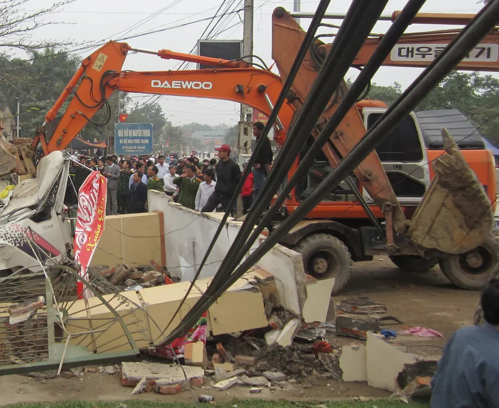 Xe cẩu kéo sập cổng nhà văn hóa, ba người chết thảm ảnh 3 Xe cẩu kéo sập cổng nhà văn hóa, ba người chết thảm ảnh 3